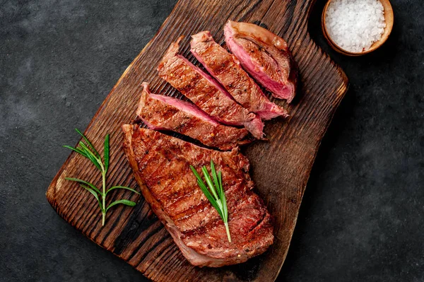 Steak Sapi Panggang Dengan Rempah Rempah Papan Potong Pada Latar — Stok Foto