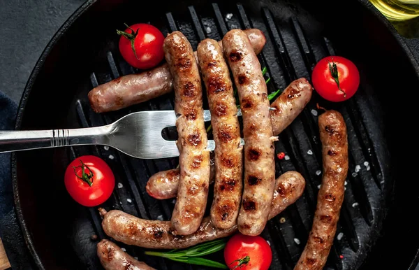 Salsicce Grigliate Padella Con Pomodori Rosmarino Concetto Barbecue — Foto Stock