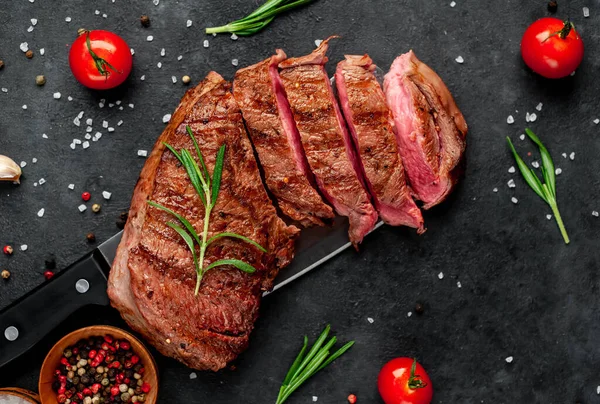 Steak Sapi Panggang Dengan Rempah Rempah Pada Pisau Latar Belakang — Stok Foto