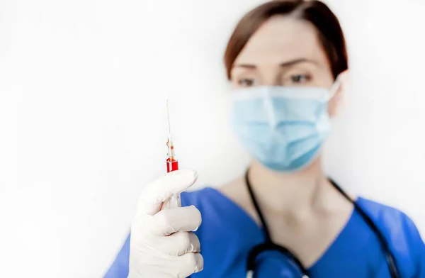 Medico Donna Indossando Guanti Medici Maschera Tenendo Iniezione Coronavirus — Foto Stock