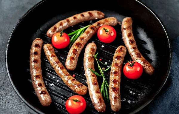 Gegrilde Worsten Pan Met Tomaten Rozemarijn Barbecueconcept — Stockfoto