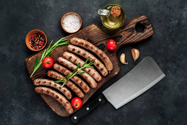 Gegrilde Worsten Houten Bord Met Knoflook Rozemarijn Met Tomaten Olijfolie — Stockfoto