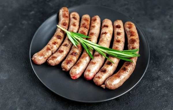 Saucisses Grillées Sur Assiette Avec Romarin Concept Barbecue — Photo