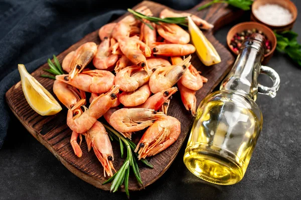 Uncooked Fresh Shrimps Sea Food Wooden Board — Stock Photo, Image