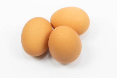 Beyaz arkaplanda izole yumurtalar