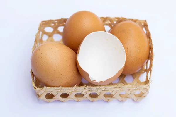 Bruine Kippeneieren Worden Bamboe Bakken Gelegd Met Een Eierschaal Een — Stockfoto