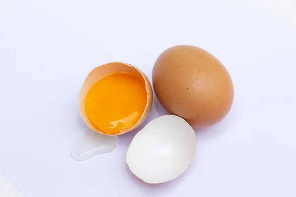 Δύο Καφέ Αυγά Υπήρχε Ένα Αυγό Σπασμένο Στη Μέση Έναν Φωτογραφία Αρχείου