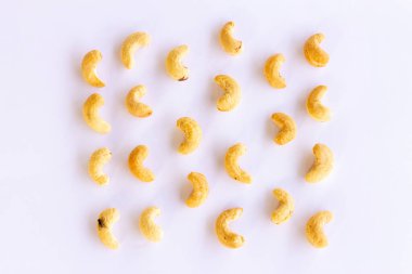 Kavrulmuş kaju fıstığı beyaz arka planda izole edilmiş kırpma yolu ve tam derinlik. Set veya koleksiyon. Kavrulmuş kaju fıstığı, kırpma yolu ve geniş bir alana yayılmış beyaz arka planda izole edilmiş. Set ya da koleksiyon. Kaju fıstığıyla uç.