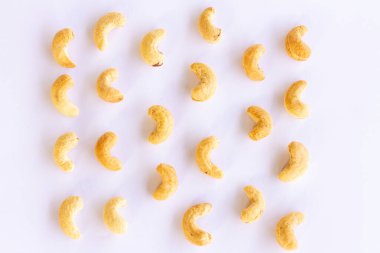 Kavrulmuş kaju fıstığı beyaz arka planda izole edilmiş kırpma yolu ve tam derinlik. Ayarla ya da topla.