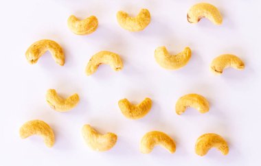 Kavrulmuş kaju fıstığı beyaz arka planda izole edilmiş kırpma yolu ve tam derinlik. Ayarla ya da topla.