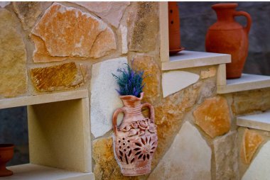  Geleneksel taş ve vazoyla modern bir mezar taşı tasarımı, köy mezarlığı, Limasol, Kıbrıs