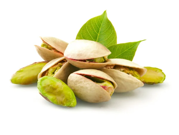 Pistachos Con Hojas Aisladas Sobre Fondo Blanco — Foto de Stock