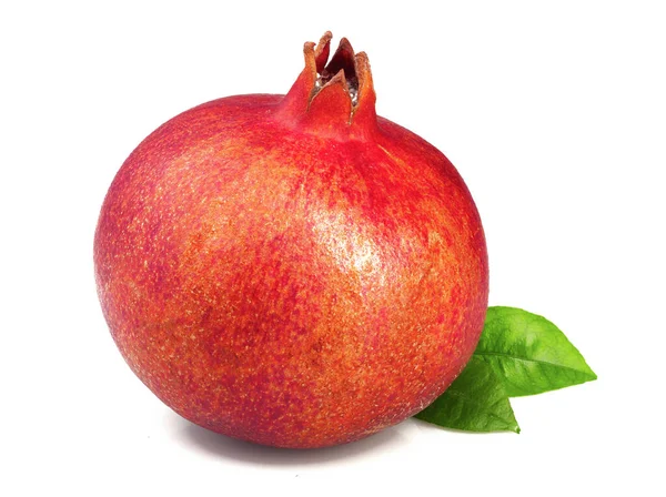 Zralé Granátové Jablko Listem Izolovaným Bílém Pozadí — Stock fotografie