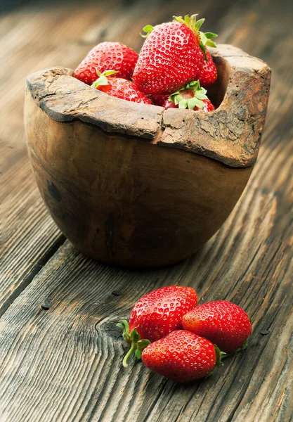 Rijp Sappige Aardbeien Een Kom Een Houten Achtergrond — Stockfoto