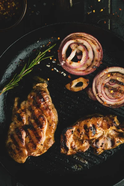 Bife Grelhado Porco Com Especiarias Alecrim Pimenta Uma Frigideira — Fotografia de Stock