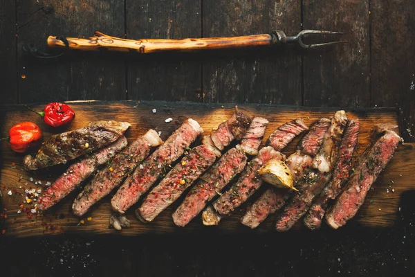 Nakrájené Středně Vzácné Grilované Steak Ribeye Solí Kořením Rozmarýnem — Stock fotografie