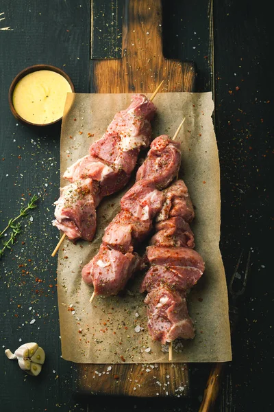 Carne Crua Espetos Carne Churrasco Com Especiarias Backgroun Madeira — Fotografia de Stock