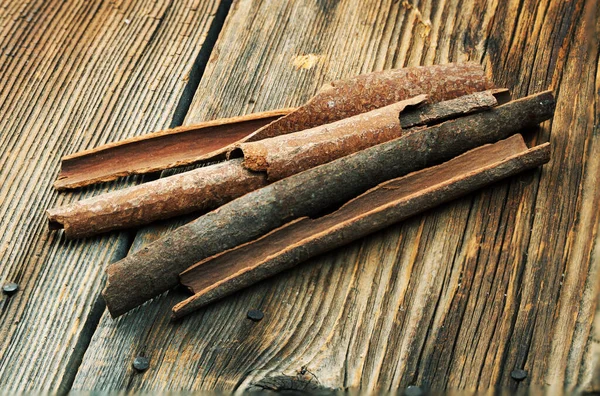 Palitos Canela Sobre Fondo Madera —  Fotos de Stock