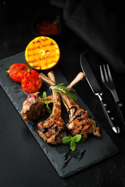 Gegrillte Lammstange Mit Gewürzen Und Soße Auf Dunklem Hintergrund — Stockfoto