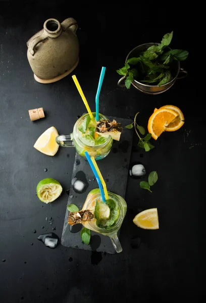 Mojito Cocktail Van Verse Limoen Munt Met Ijs Een Donkere — Stockfoto