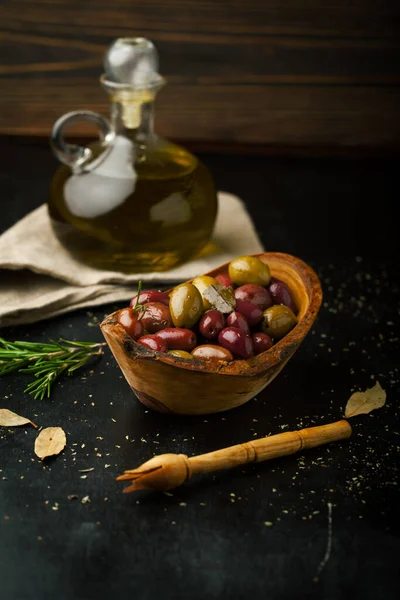 Assorted Marinated Olives Herbs Rosemary Dark Backgroun — Stock Photo, Image