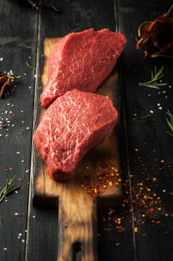 Tahta bir yaban domuzunda baharatlı ve otlu çiğ et.