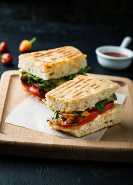 Etten, peynirden ve acı biberden oluşan sandviç.