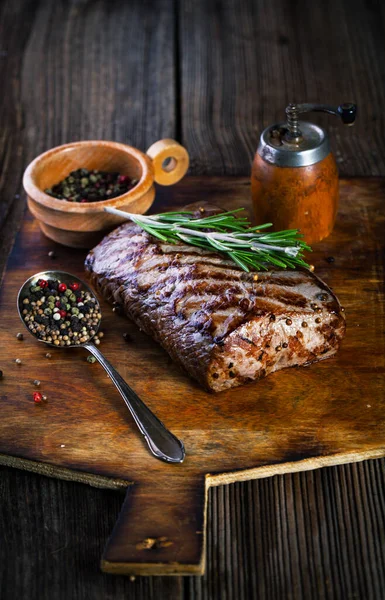 Grilovaný Hovězí Steak Kořením Česnekem Rozmarýnem Dřevěném Pozadí — Stock fotografie