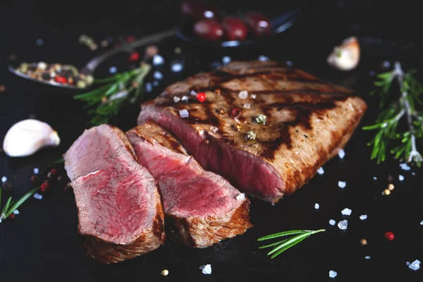 Bistecca Manzo Alla Griglia Con Spezie Aglio Rosmarino Fondo Legno — Foto Stock