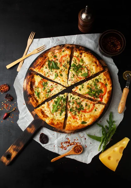 Koyu Arkaplanda Roka Fesleğenli Lezzetli Pizza Margherita — Stok fotoğraf