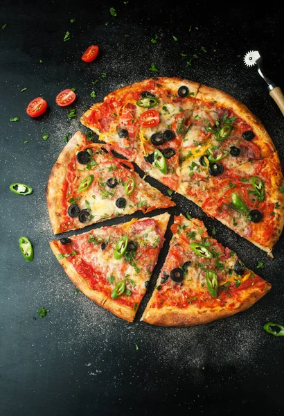 Lezzetli Pepperonili Pizza Taze Malzemeli Koyu Arkaplanda Kırmızı Biber Var — Stok fotoğraf
