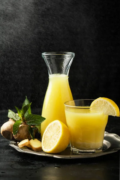 Limonade Met Citroen Gember Munt Een Donkere Achtergrond — Stockfoto