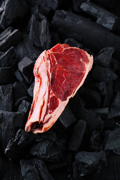 Сырое мраморное ребро на углях
