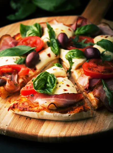 Pastırmalı Lezzetli Pizza Ahşap Bir Tahtanın Üzerinde Mozzarella Peyniri — Stok fotoğraf