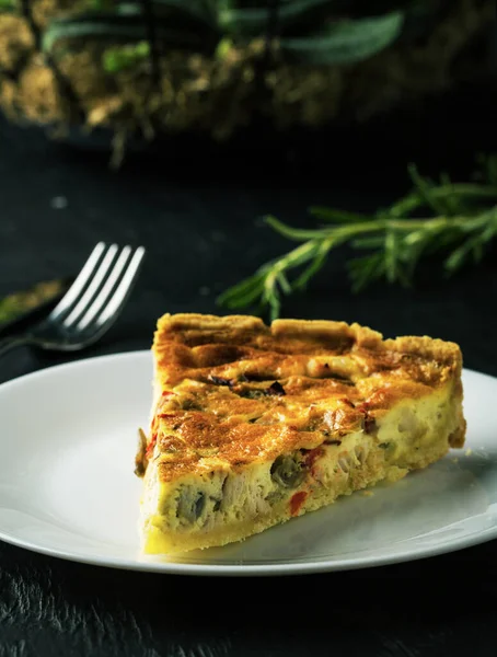 Heerlijke Quiche Een Bord Een Donkere Achtergrond Stockafbeelding