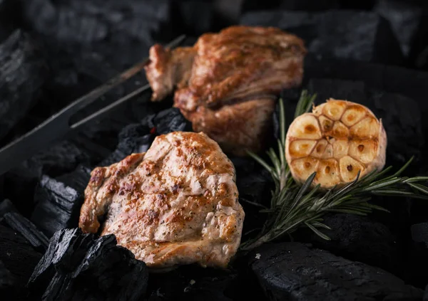 Gegrilde Varkensvleesmedaillons Met Rozemarijn Knoflook Kolen Stockfoto