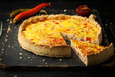 Pastırmalı, domatesli ve peynirli nefis kiş.