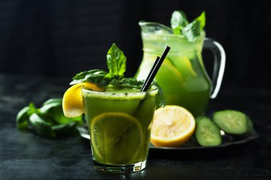 Salatalık fesleğenli limonata, bir kavanozda, karanlık bir grupta.