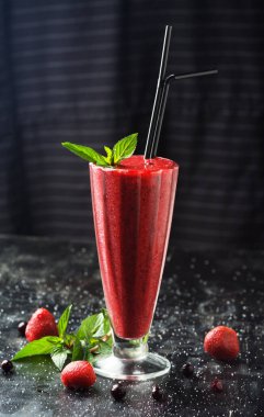 Çilekli ve kuşüzümlü lezzetli, ferahlatıcı meyve püresi.