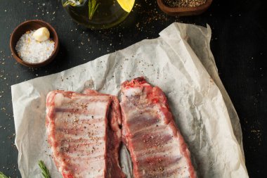 Baharatlı, tuzlu ve biberiyeli çiğ domuz pirzolası.