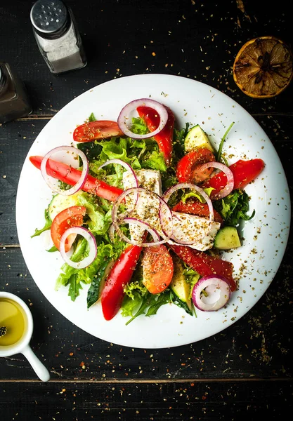 Deliciosa Ensalada Griega Verduras Frescas Plato Sobre Fondo Oscuro — Foto de Stock