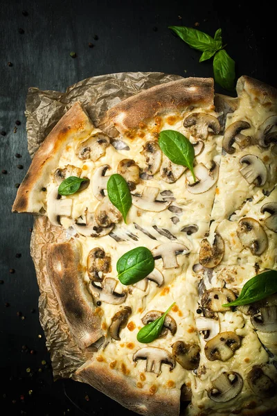 Mantarlı Peynirli Fesleğenli Lezzetli Pizza — Stok fotoğraf