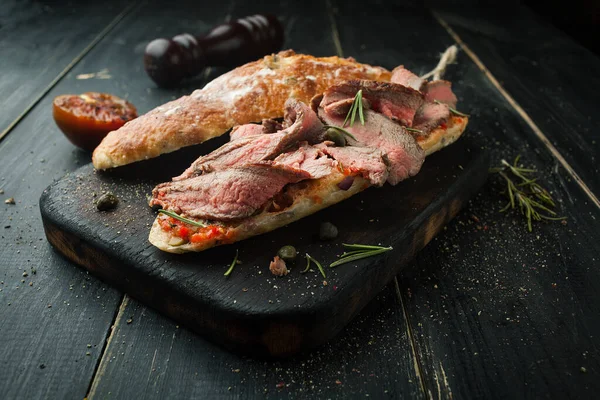 Sanduíche Com Carne Assada Especiarias Fundo Escuro — Fotografia de Stock