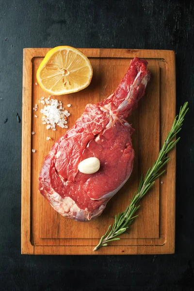 Boeuf Frais Avec Sel Romarin Citron Sur Une Planche Bois — Photo