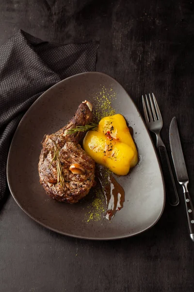 Gegrillte Rinderknochen Mit Sauce Und Gebackenem Gemüse Auf Einem Teller — Stockfoto