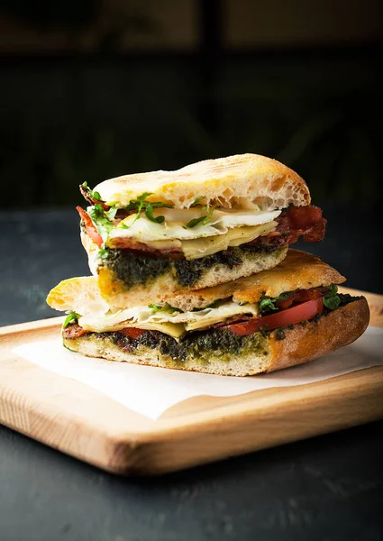 Вкусный Сэндвич Мясом Яичницей Сыром Песто Тёмном Фоне — стоковое фото