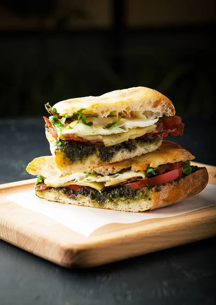 Gustoso Panino Con Carne Uova Fritte Formaggio Pesto Sfondo Scuro — Foto Stock