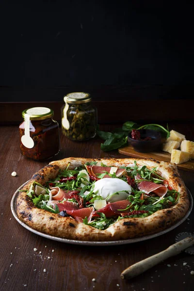 Prosciutto Roka Burrata Ahşap Arka Planda Parmesan Peynirli Pizza — Stok fotoğraf