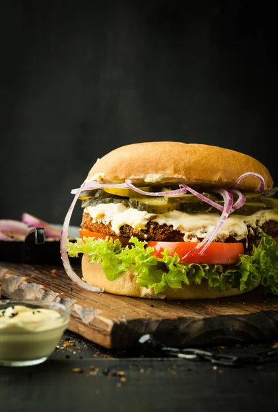 Burger Met Falafel Groenten Donkere Achtergrond Rechtenvrije Stockafbeeldingen