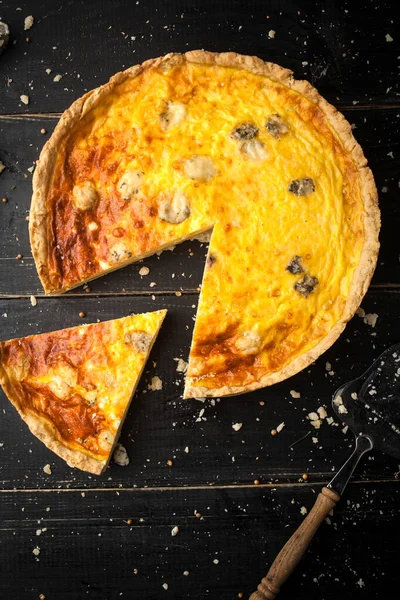 Heerlijke Quiche Met Kaas Champignons Een Donkere Achtergrond Stockafbeelding